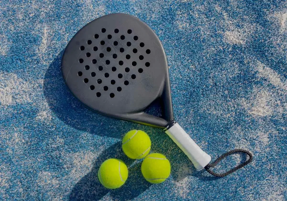 padel raquette and balls